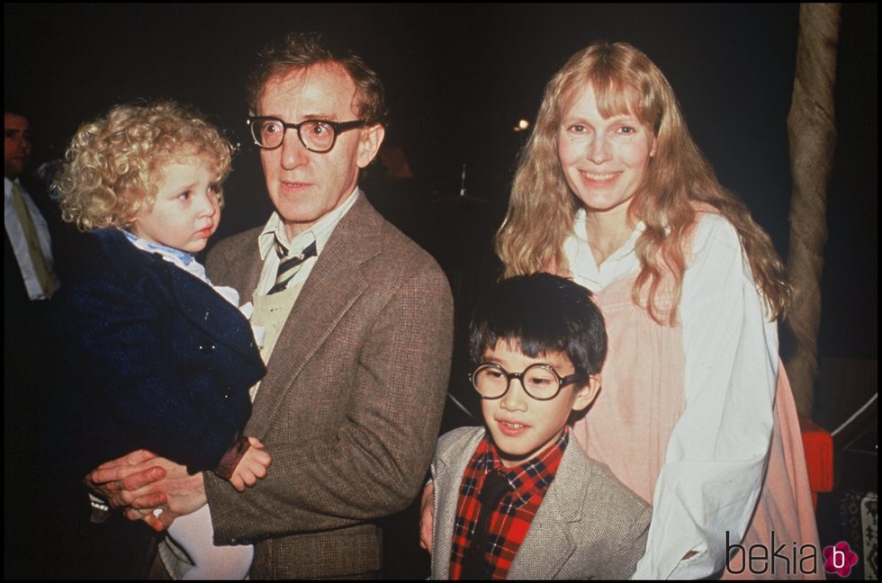 Woody Allen junto a Mia, Dylan y Moses Farrow