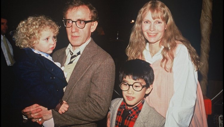 Woody Allen junto a Mia, Dylan y Moses Farrow