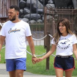 Alberto Isla y Chabelita Pantoja paseando de la mano
