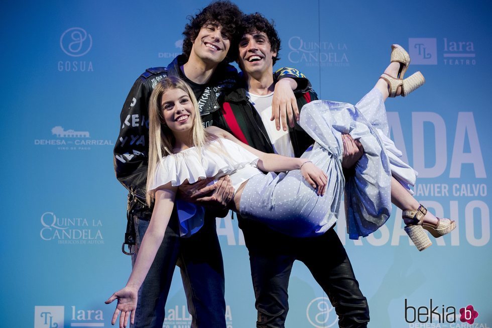 Javier Calvo, Javier Ambrossi y Nerea en la celebración del quinto aniversario de 'La Llamada'
