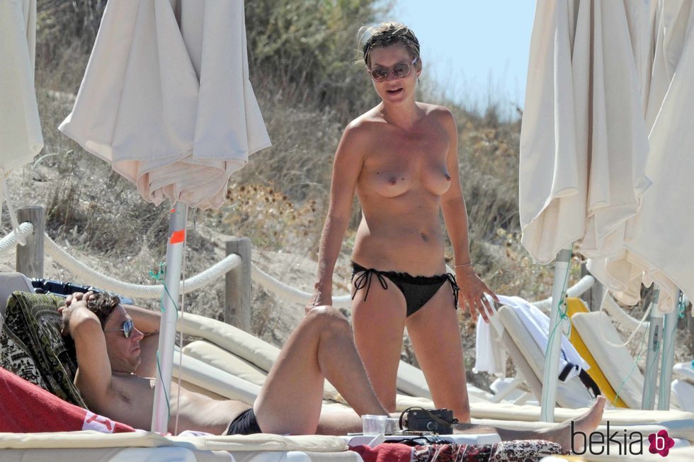 Kate Moss haciendo topless en Formentera