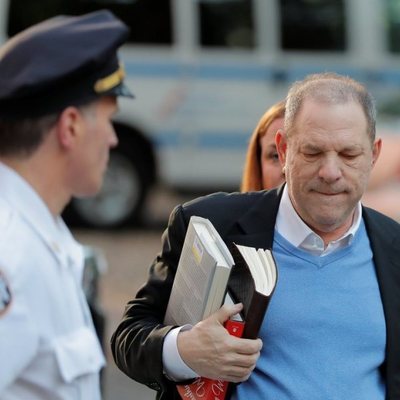 Harvey Weinstein entregándose en la Policía de Nueva York