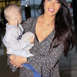 Pilar Rubio con su hijo en el aeropuerto Adolfo Suárez