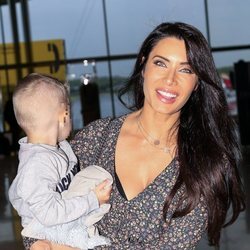 Pilar Rubio con su hijo en el aeropuerto Adolfo Suárez
