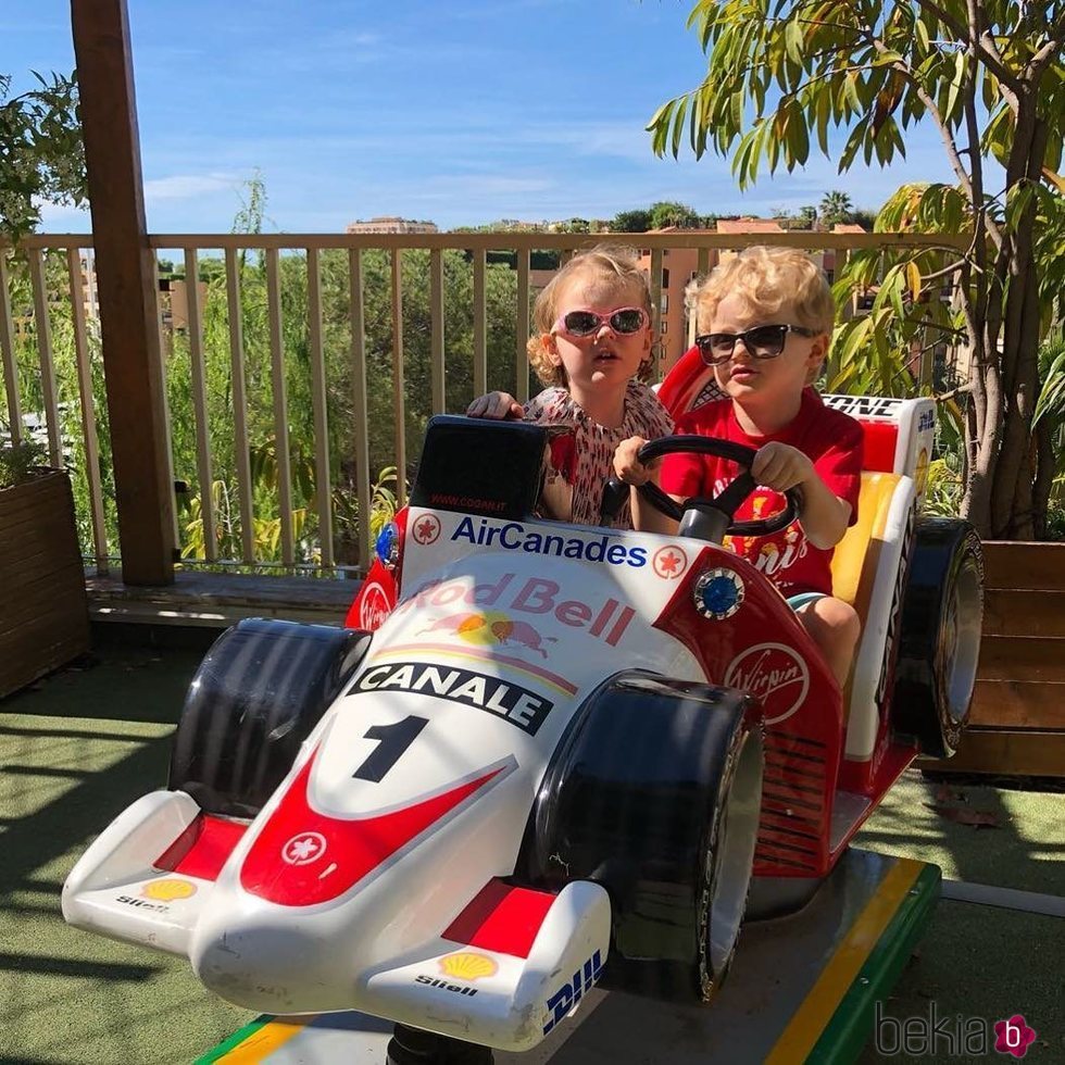 Jacques y Gabriella de Mónaco subidos a un pequeño coche de carreras