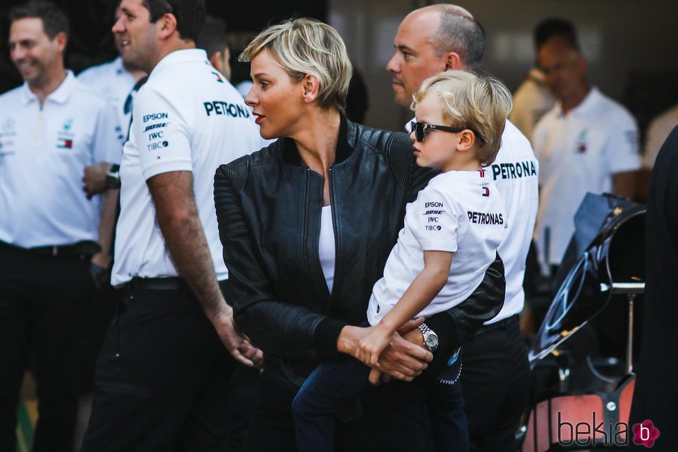 Charlene de Mónaco con el pequeño Jacques en los entrenamientos del Gran Premio de Mónaco