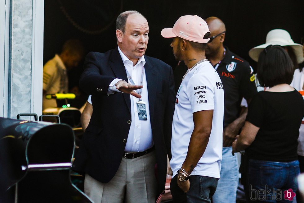 Alberto de Mónaco hablando con Lewis Hamilton en el Gran Premio de Mónaco