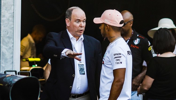 Alberto de Mónaco hablando con Lewis Hamilton en el Gran Premio de Mónaco