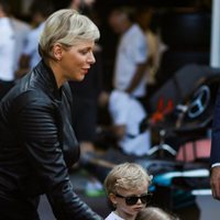 Charlene de Mónaco con sus hijos Jacques y Gabriella en el Gran Premio de Mónaco