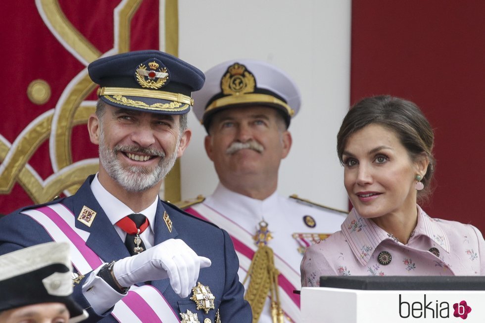 El Rey Felipe VI y la Reina Letizia fotografiados en el desfile de las Fuerzas Armadas en Logroño