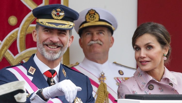 El Rey Felipe VI y la Reina Letizia fotografiados en el desfile de las Fuerzas Armadas en Logroño