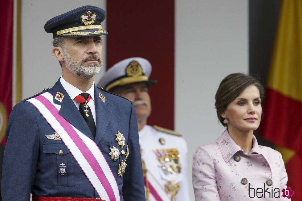 El Rey Felipe y la Reina Letizia presidiendo el desfile de las Fuerzas Armadas en Logroño