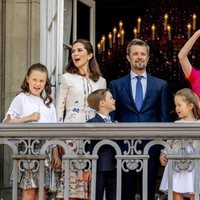 Federico de Dinamarca saludando por su 50 cumpleaños con Mary de Dinamarca, sus cuatro hijos y la Reina Margarita