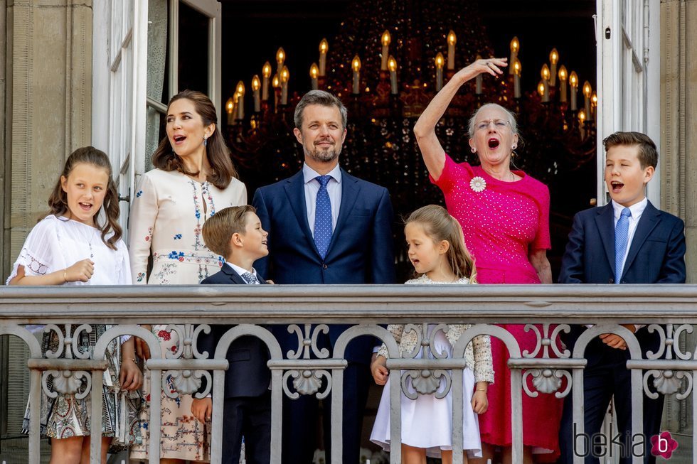 Federico de Dinamarca saludando por su 50 cumpleaños con Mary de Dinamarca, sus cuatro hijos y la Reina Margarita