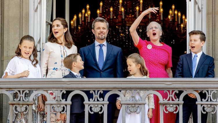 Federico de Dinamarca saludando por su 50 cumpleaños con Mary de Dinamarca, sus cuatro hijos y la Reina Margarita