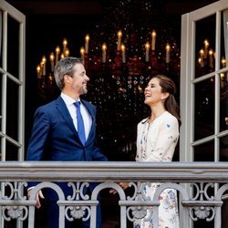 Federico y Mary de Dinamarca saludando desde el balcón por el 50 cumpleaños del Príncipe