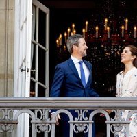 Federico y Mary de Dinamarca saludando desde el balcón por el 50 cumpleaños del Príncipe
