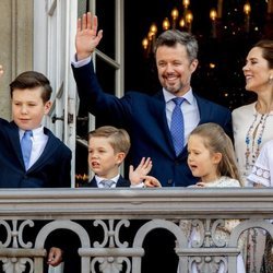 Federico y Mary de Dinamarca con sus cuatro hijos saludando por el 50 cumpleaños del Príncipe