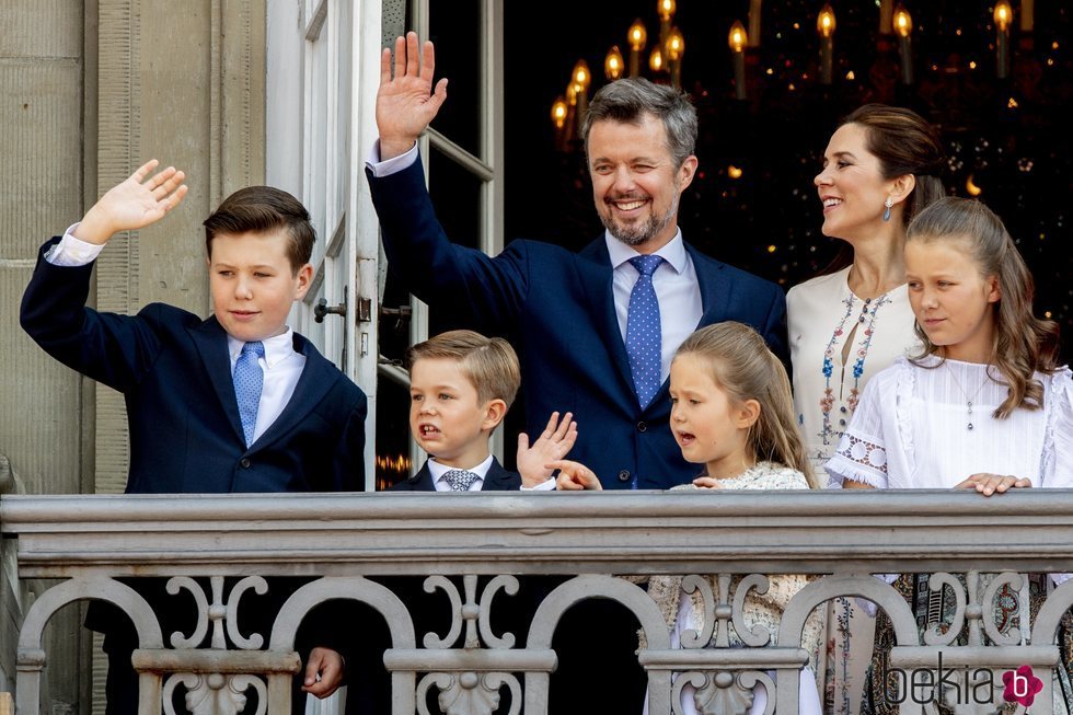 Federico y Mary de Dinamarca con sus cuatro hijos saludando por el 50 cumpleaños del Príncipe