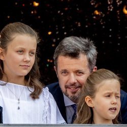 Federico de Dinamarca con sus hijas Isabel y Josefina de Dinamarca en el saludo por su 50 cumpleaños