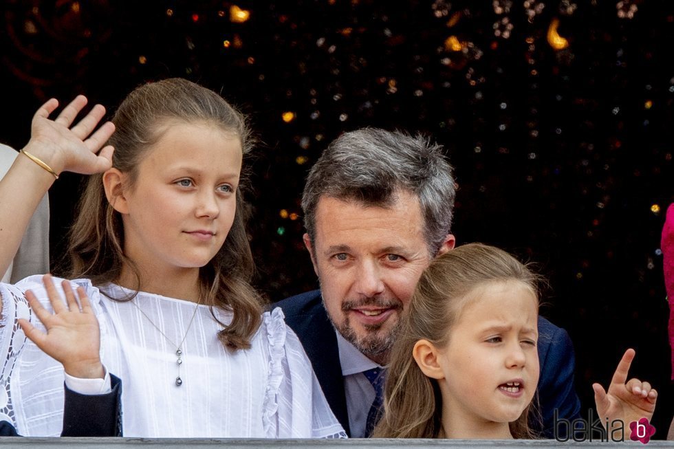 Federico de Dinamarca con sus hijas Isabel y Josefina de Dinamarca en el saludo por su 50 cumpleaños