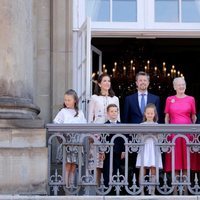 Federico de Dinamarca en el balcón por su 50 cumpleaños junto a su familia