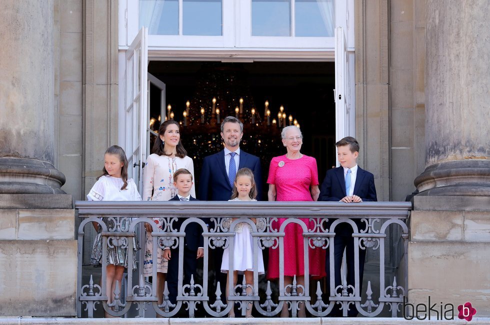 Federico de Dinamarca en el balcón por su 50 cumpleaños junto a su familia