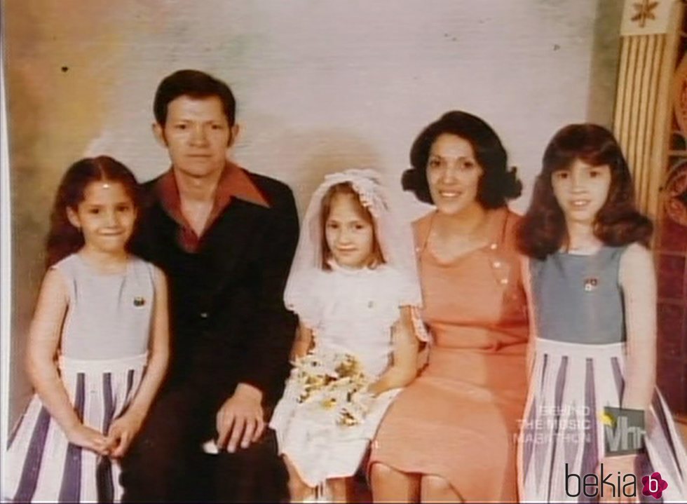 Jennifer Lopez en su primera comunión con sus padres y sus hermanas