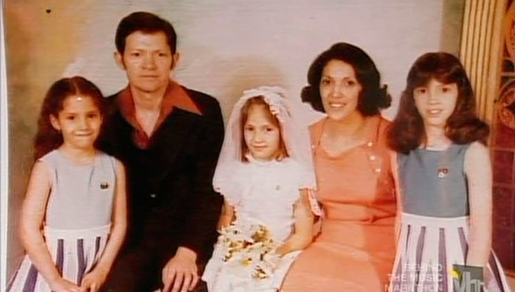 Jennifer Lopez en su primera comunión con sus padres y sus hermanas