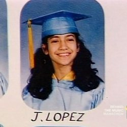 Jennifer Lopez en su orla de graduación en la década de 1970
