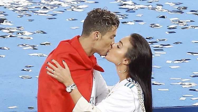Cristiano Ronaldo besando a Georgina Rodríguez tras ganar el Real Madrid la Champions 2018