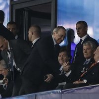 El Rey Juan Carlos saludando a Florentino Pérez en la final de la Champions 2018
