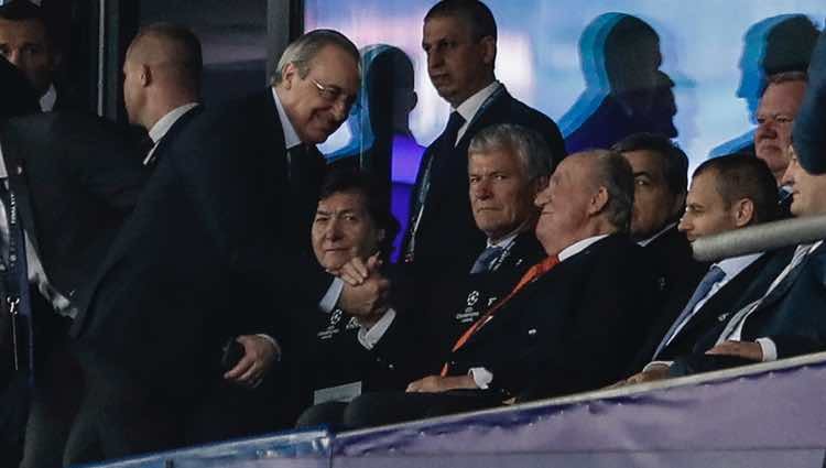 El Rey Juan Carlos saludando a Florentino Pérez en la final de la Champions 2018