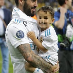 Isco Alarcón celebrando con su hijo la victoria del Real Madrid en la Champions 2018