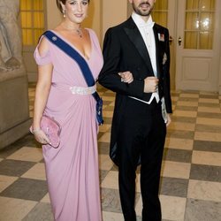 La Princesa Theodora y el Príncipe Felipe de Grecia en la cena de gala del 50 cumpleaños de Federico de Dinamarca