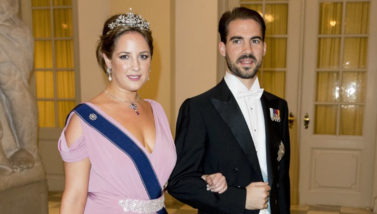 La Princesa Theodora y el Príncipe Felipe de Grecia en la cena de gala del 50 cumpleaños de Federico de Dinamarca