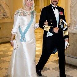 Los Príncipes Haakon y Mette-Marit de Noruega en la cena de gala del 50 cumpleaños de Federico de Dinamarca