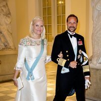 Los Príncipes Haakon y Mette-Marit de Noruega en la cena de gala del 50 cumpleaños de Federico de Dinamarca