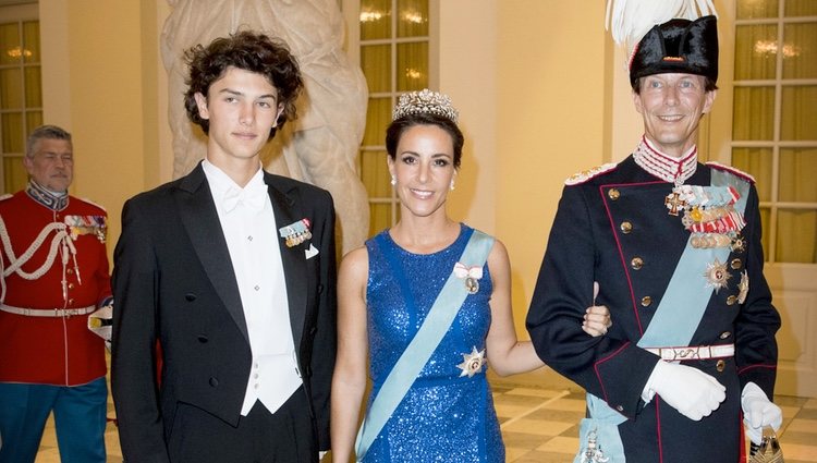 Nicolás de Dinamarca con los Príncipes Joaquín y Marie de Dinamarca en la cena de gala del 50 cumpleaños de Federico de Dinamarca