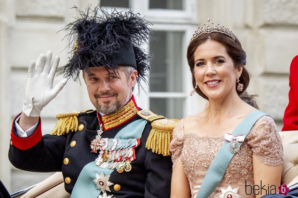 Federico de Dinamarca recorriendo las calles de Copenhague en calesa con la Princesa Mary