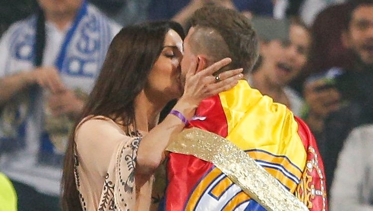Pilar Rubio y Sergio Ramos besándose durante la celebración de la Champions League 2018