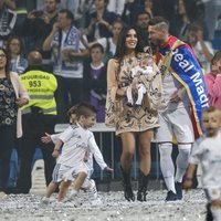Sergio Ramos con Pilar Rubio y sus tres hijos celebrando la victoria del Real Madrid