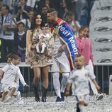 Sergio Ramos con Pilar Rubio y sus tres hijos celebrando la victoria del Real Madrid
