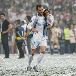 Gareth Bale con su hija Nava Valentina celebrando en el Santiago Bernabéu la Champions 2018