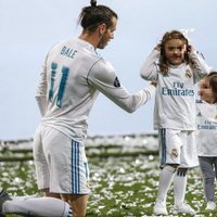 Gareth Bale con sus hijas Alba Violet y Nava Valentina celebrando en el Santiago Bernabéu la Champions 2018