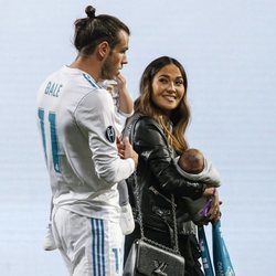 Gareth Bale y Emma Rhys-Jones con sus dos hijos pequeños celebrando en el Santiago Bernabéu la Champions 2018