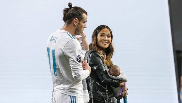 Gareth Bale y Emma Rhys-Jones con sus dos hijos pequeños celebrando en el Santiago Bernabéu la Champions 2018