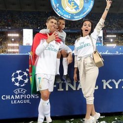 Georgina Rodríguez y Cristiano Ronaldo Jr celebrando con Cristiano Ronaldo la Champions Legaue 2018