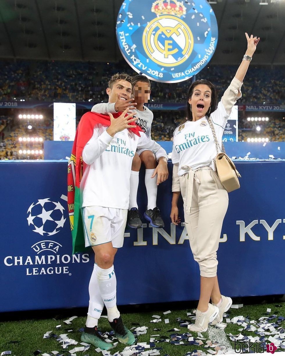 Georgina Rodríguez y Cristiano Ronaldo Jr celebrando con Cristiano Ronaldo la Champions Legaue 2018
