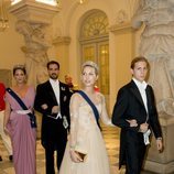 Olympia, Tino, Theodora y Felipe de Grecia en la cena de gala del 50 cumpleaños de Federico de Dinamarca
